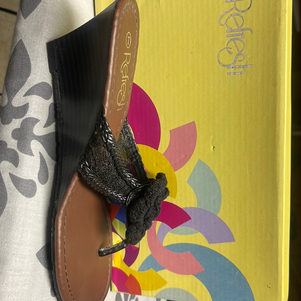 Woman’s sandal wedge toe